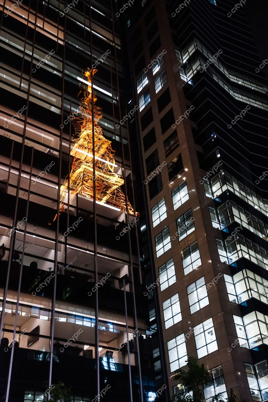 São Paulo, São Paulo, reflexo da Torre Eiffel em fachada de vidro à noite com iluminação urbana contemporânea