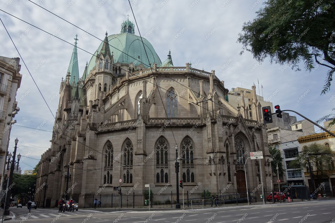 São Paulo, São Paulo, Catedral da Sé em dia nublado com iluminação suave e tráfego urbano ao redor