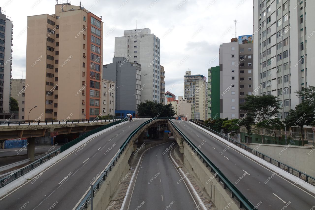 São Paulo, São Paulo, vista urbana com via elevada bifurcada e prédios residenciais sob céu nublado e vegetação esporádica