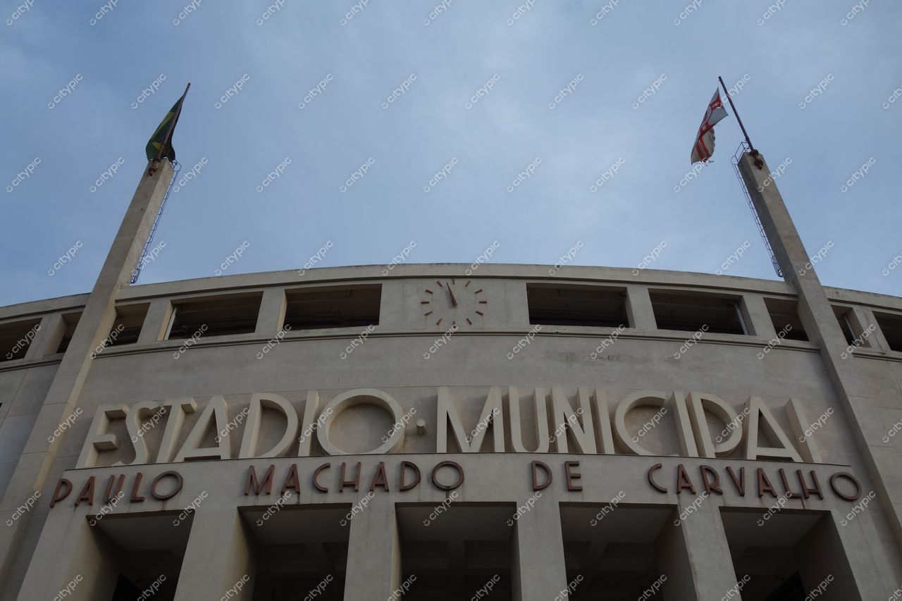 Estádio do Pacaembu em São Paulo com céu nublado e fachada art déco destacando relógio e bandeiras