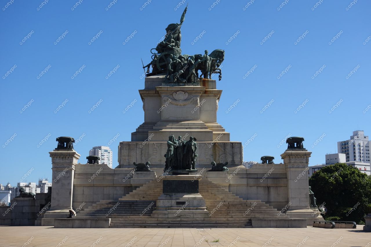 São Paulo, São Paulo, monumento de pedra clara com figura montada em cavalo e céu azul em dia ensolarado