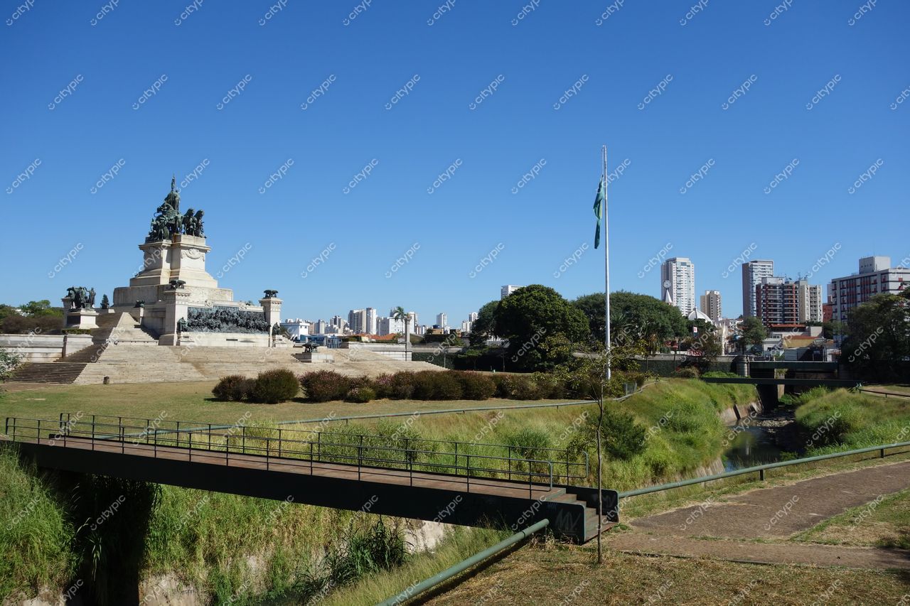 São Paulo, São Paulo, monumento em parque urbano com céu azul claro e prédios modernos ao fundo