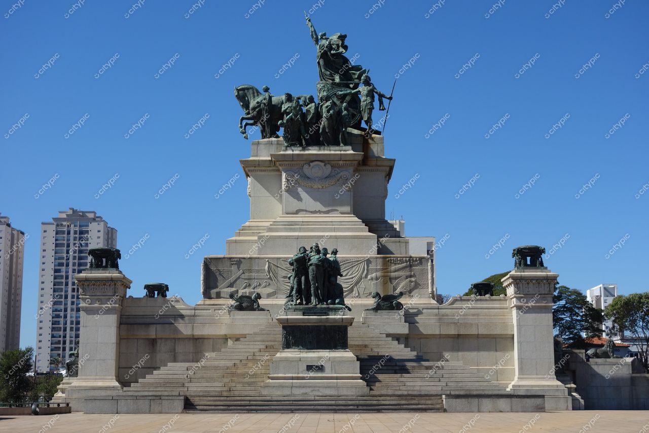 São Paulo, São Paulo escultura de bronze em monumento histórico com iluminação natural e vegetação ao redor
