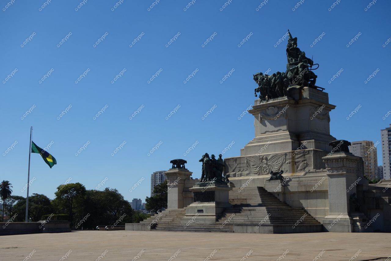 São Paulo, São Paulo, Monumento à Independência sob céu azul com bandeira do Brasil e vegetação ao redor