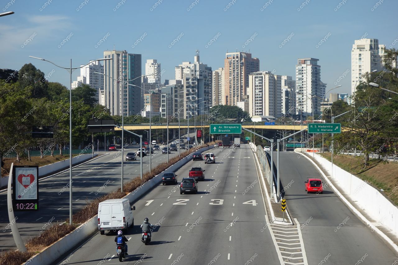 São Paulo, São Paulo, avenida movimentada com tráfego de veículos e prédios modernos sob luz diurna clara