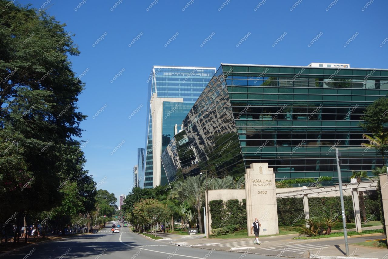 São Paulo, São Paulo, modernos edifícios comerciais sob céu azul com Faria Lima Finance Center e vegetação à esquerda
