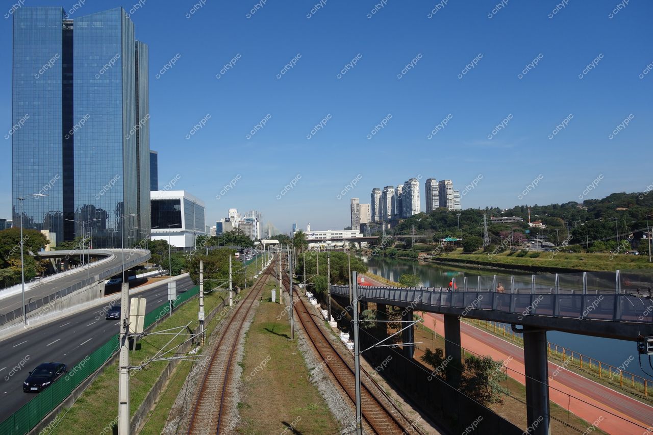 São Paulo, São Paulo, vista urbana com prédios modernos, trilhos de trem, estrada movimentada e áreas verdes ao redor do rio