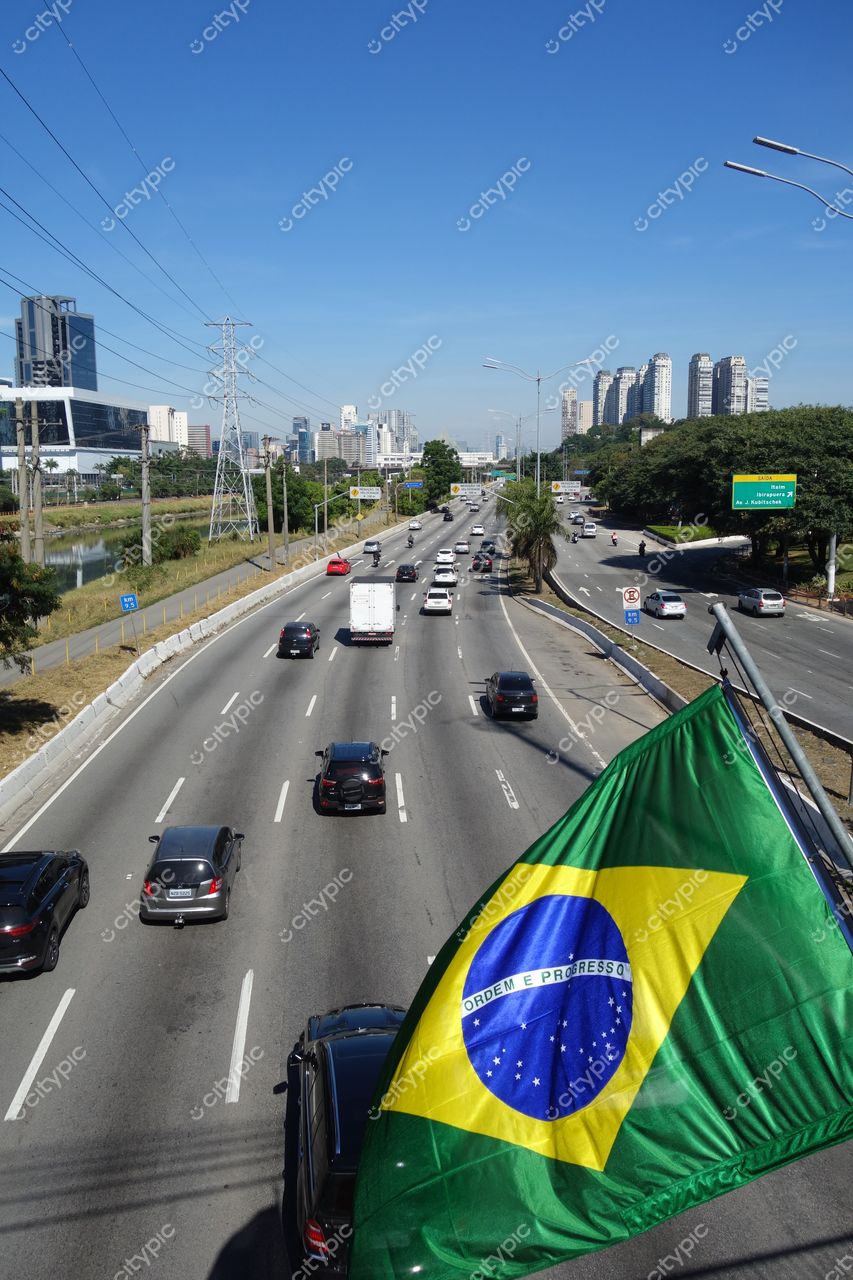 São Paulo, São Paulo, vista de via urbana com tráfego moderado e áreas verdes em dia ensolarado