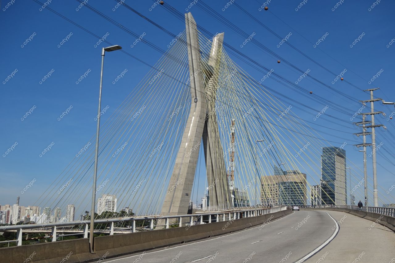 São Paulo, São Paulo, Ponte Estaiada com céu azul claro e tráfego urbano em destaque sob luz diurna