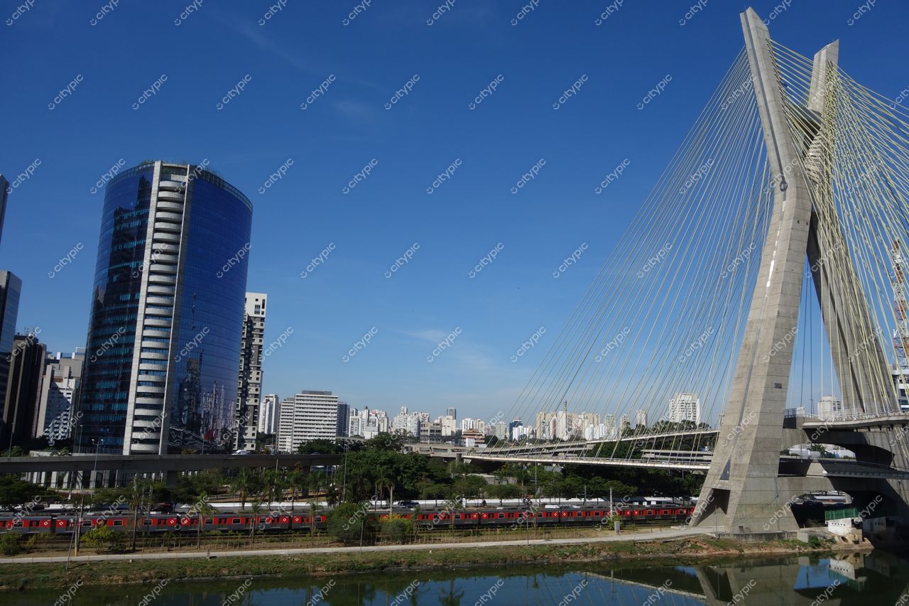 São Paulo, São Paulo, vista da Ponte Estaiada com arranha-céus e trem vermelho em dia ensolarado e céu azul