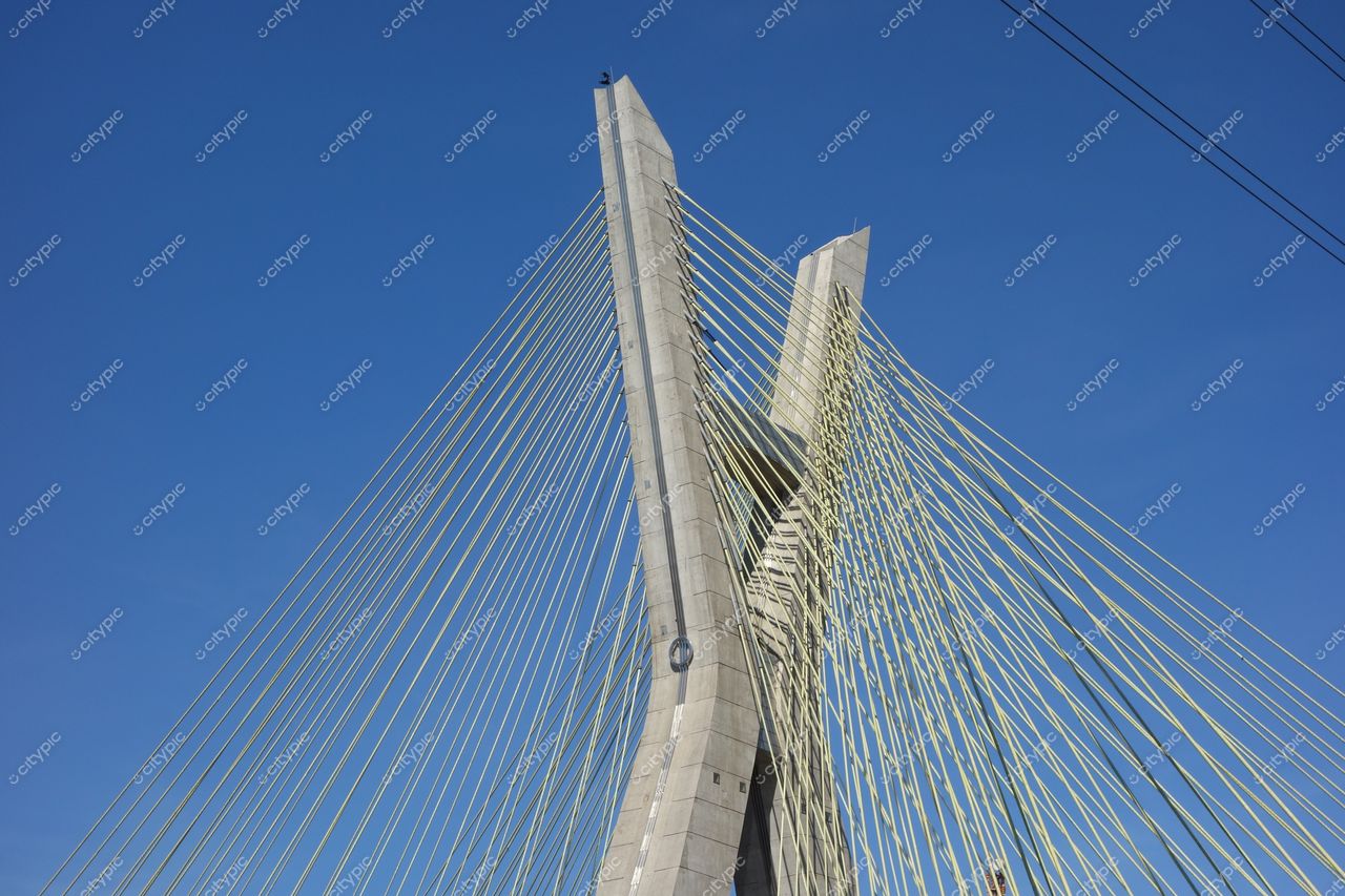 São Paulo, São Paulo ângulo baixo da Ponte Estaiada com céu azul claro e torres amarelas em dia ensolarado