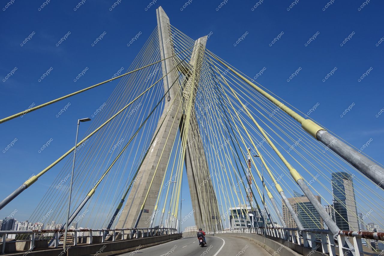 São Paulo, São Paulo, vista diurna da Ponte Estaiada com céu azul e edificações urbanas ao fundo