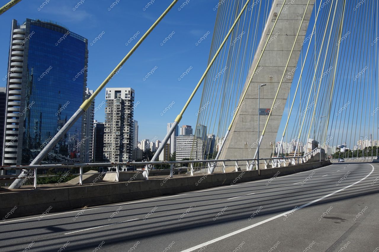 São Paulo, São Paulo, vista da Ponte Estaiada em dia ensolarado com edifícios modernos e via vazia