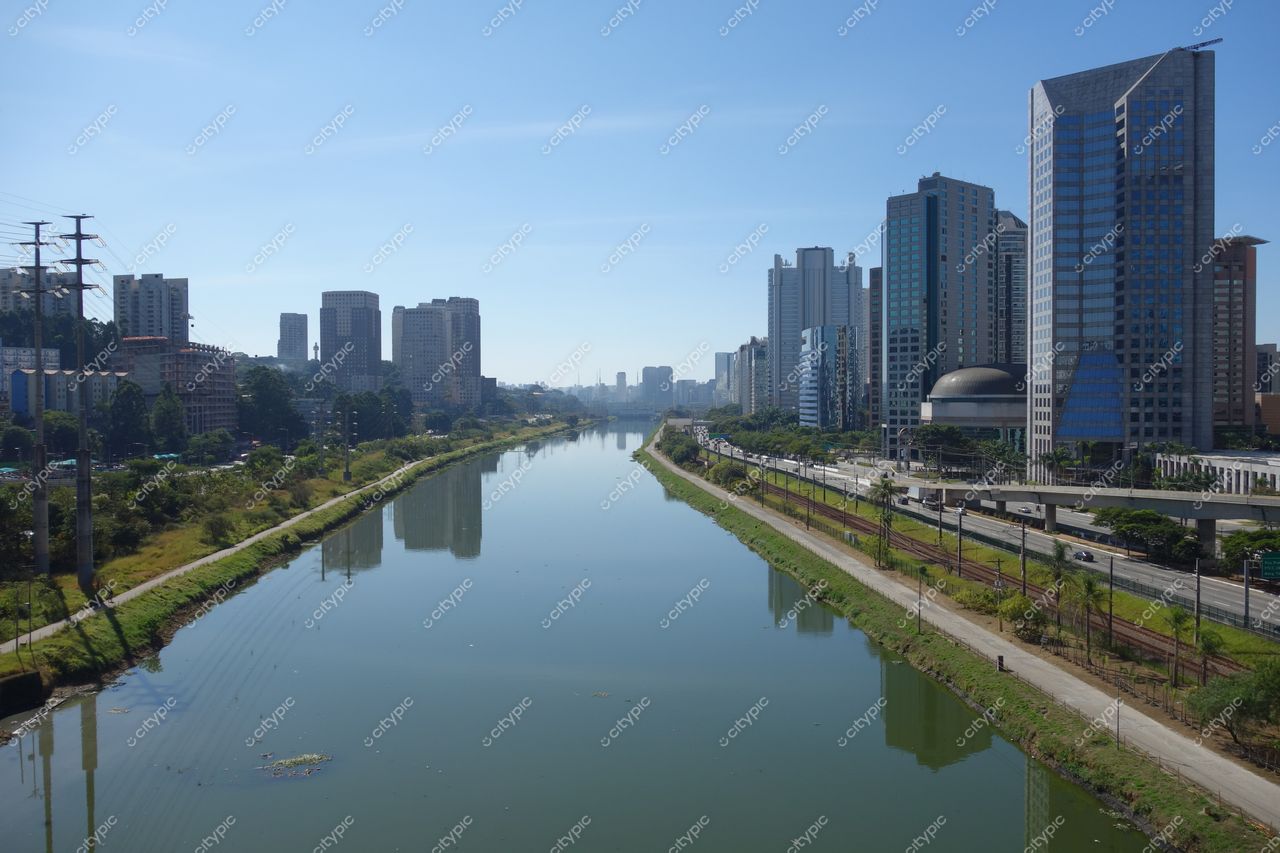 São Paulo, São Paulo, vista do rio com edifícios modernos e vegetação em dia ensolarado e tráfego leve