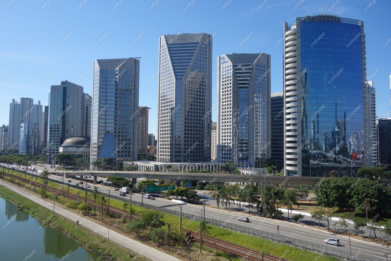São Paulo, São Paulo, panorama urbano moderno com arranha-céus refletindo luz solar e vegetação ao redor do canal