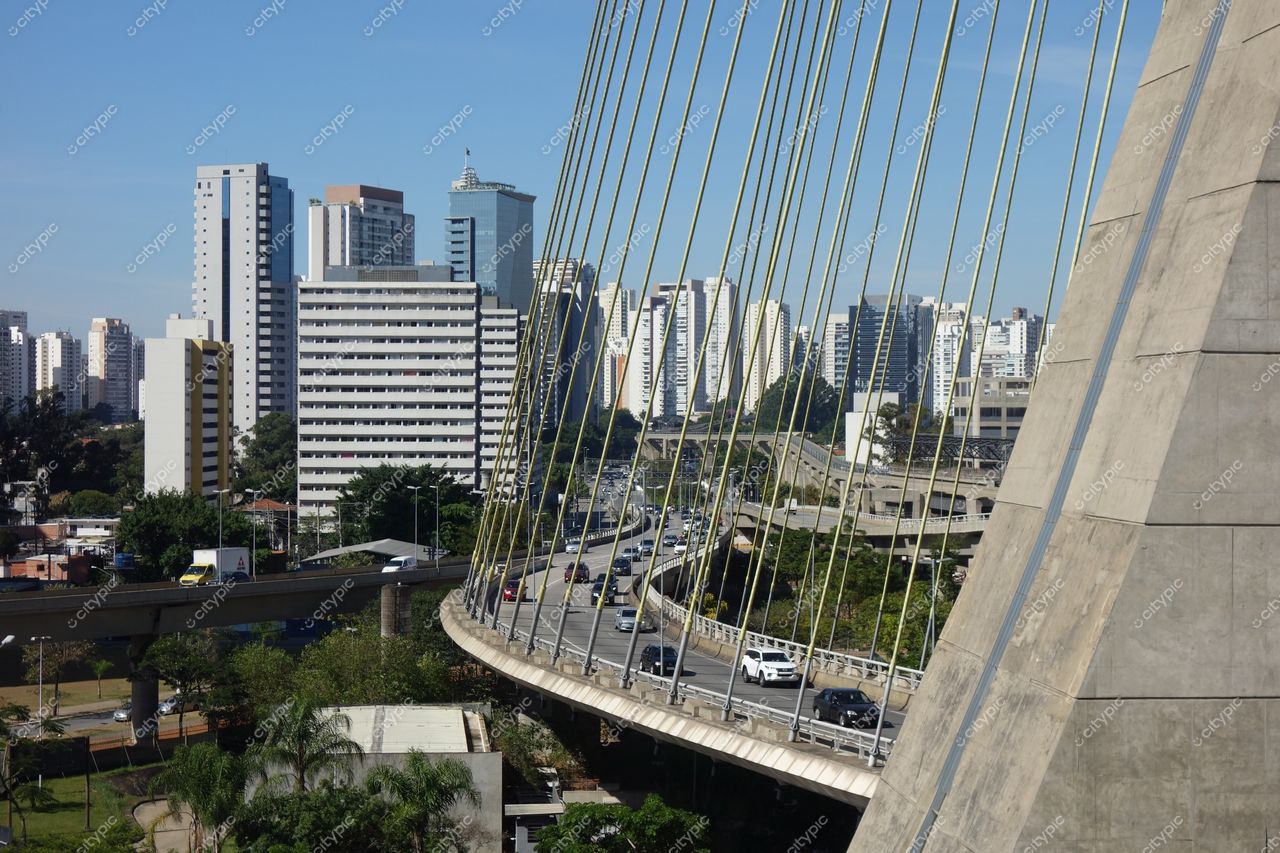 São Paulo, São Paulo, vista da ponte com cabos de aço e prédios altos sob céu claro e ensolarado