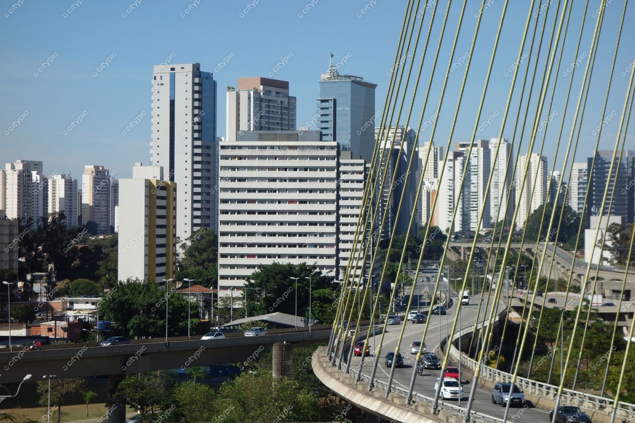 São Paulo, São Paulo, vista de arranha-céus com ponte em primeiro plano e tráfego sob céu claro e ensolarado