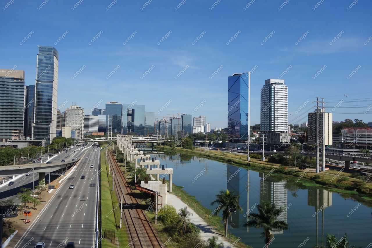 São Paulo, São Paulo, vista aérea em dia ensolarado com arranha-céus refletindo luz e áreas verdes esparsas