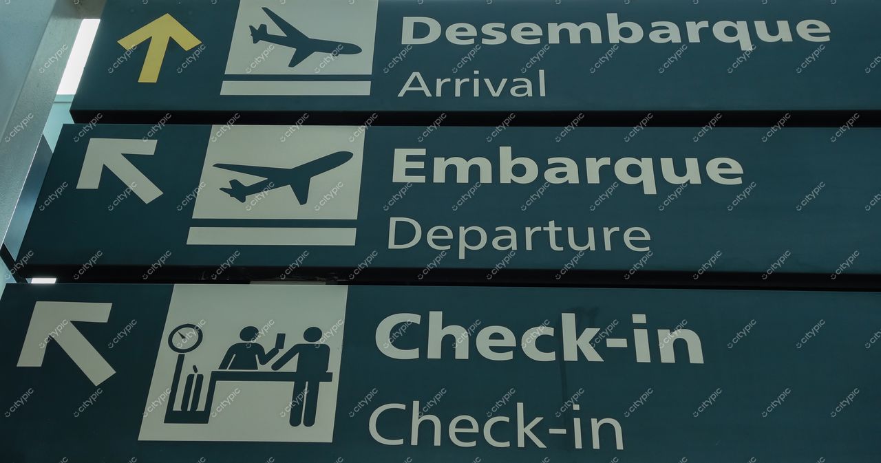 São Paulo, São Paulo painel de sinalização em aeroporto com ícones de viagem e iluminação suave em fundo azul escuro