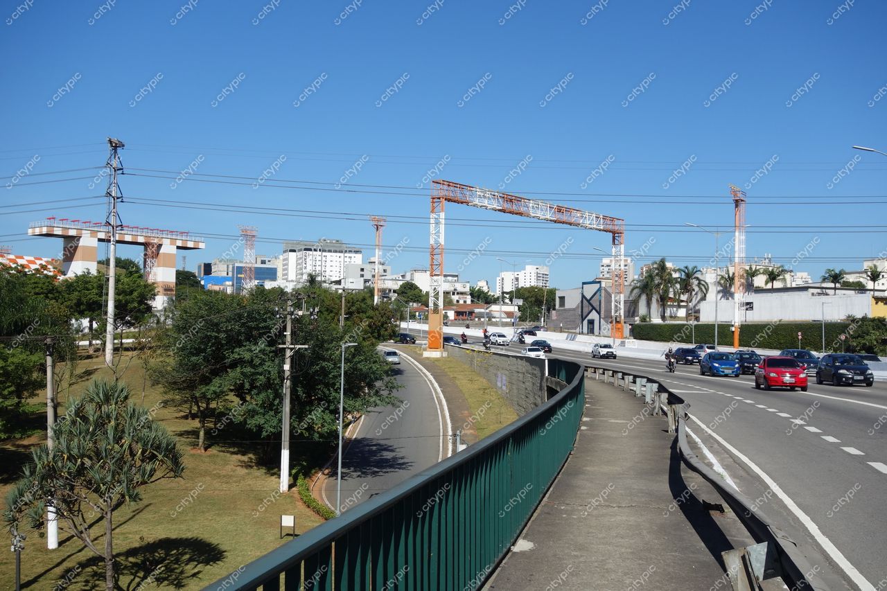 São Paulo, São Paulo, vista urbana em dia ensolarado com ciclovia curvada e vegetação ao redor