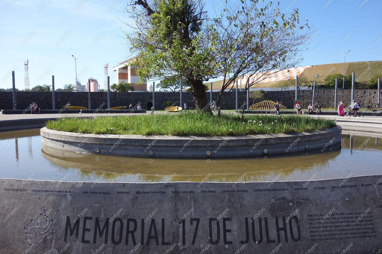 São Paulo, São Paulo, Memorial 17 de Julho com estrutura circular refletindo vegetação e visitantes em ambiente urbano tranquilo