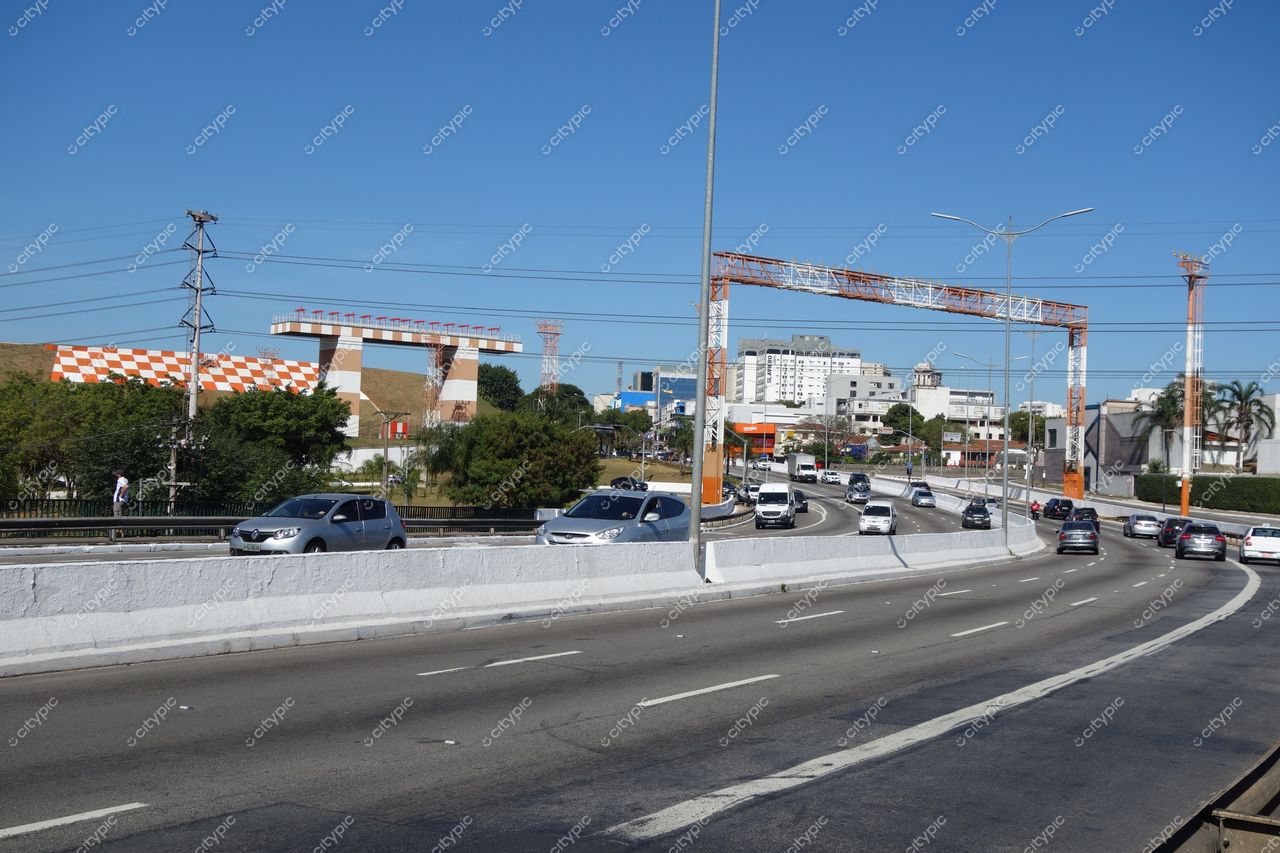São Paulo, São Paulo, vista urbana com rodovia movimentada e edifícios variados sob luz clara do dia