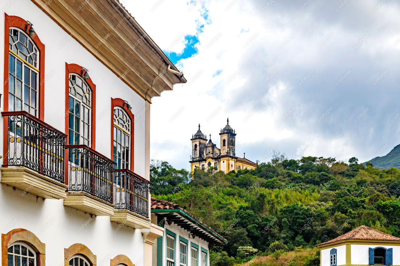 Vistas Panorâmicas de Ouro Preto em Ouro Preto com céu nublado e arquitetura colonial sob vegetação densa e montanhosa