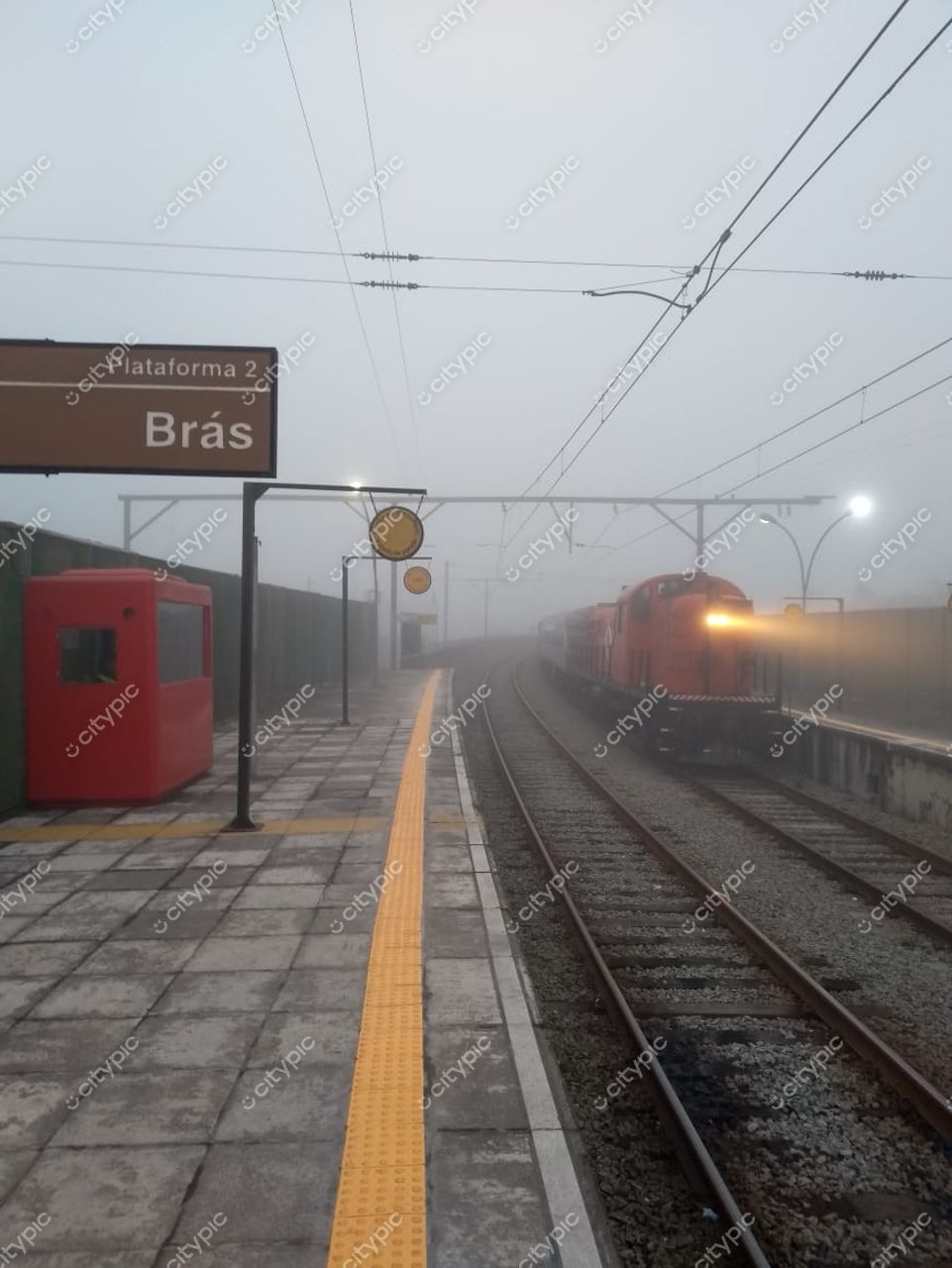 Paranapiacaba, São Paulo em dia nebuloso com estação de trem Brás, cabine vermelha e trilhos curvos