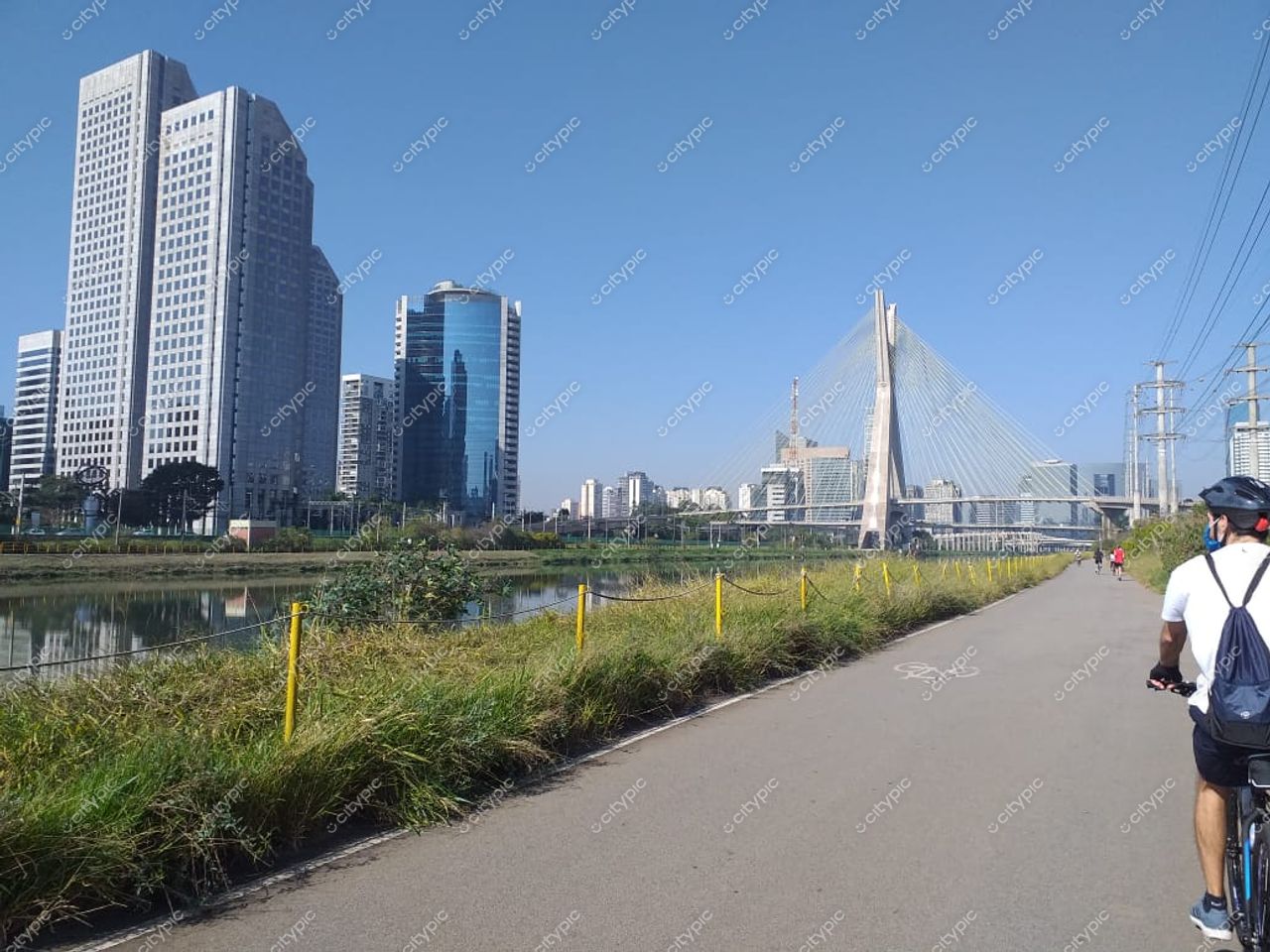 São Paulo, São Paulo, ciclovia com vista panorâmica da cidade e ponte estaiada em dia ensolarado e céu azul