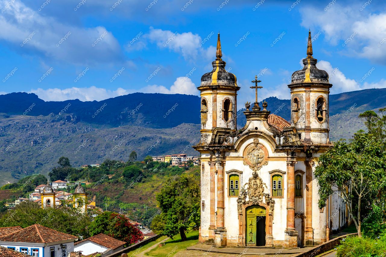 Igrejas Históricas de Ouro Preto em Ouro Preto com a Igreja de São Francisco de Assis sob céu azul e vegetação exuberante