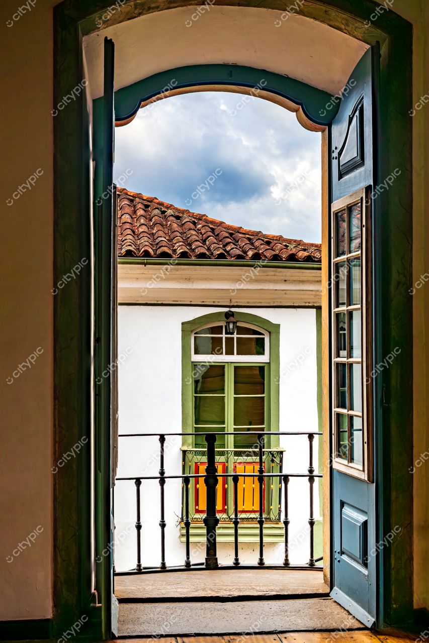 Centro Histórico de Ouro Preto em Ouro Preto com varanda e fachada branca em dia nublado e luz suave natural