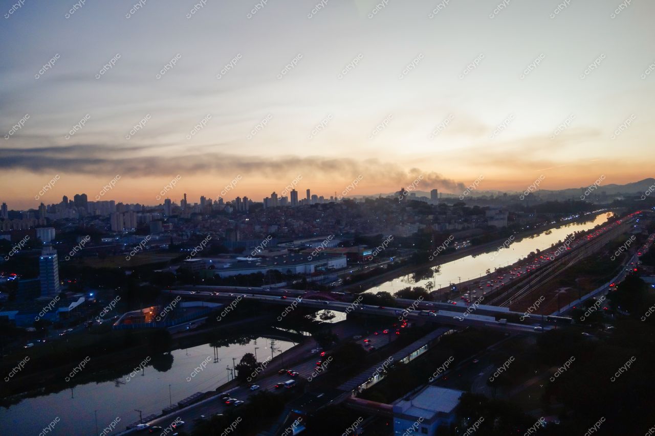 São Paulo, São Paulo, vista panorâmica ao amanhecer com fumaça ao fundo e tráfego intenso nas ruas