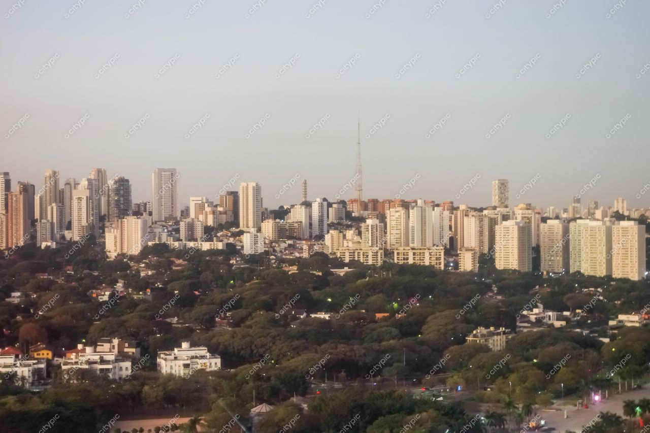 São Paulo, São Paulo, vista panorâmica ao entardecer com edifícios modernos e áreas verdes em destaque
