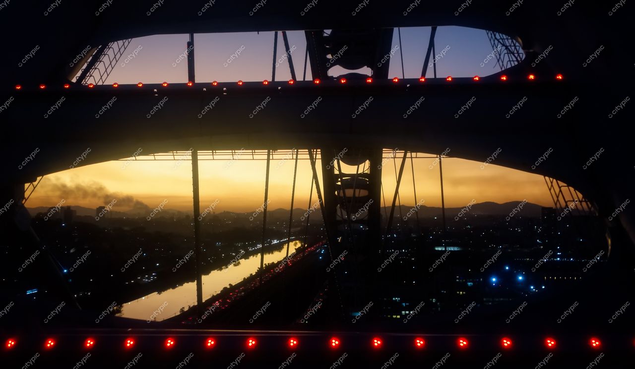 São Paulo, São Paulo, vista noturna do viaduto com pôr do sol e tráfego iluminado na cidade