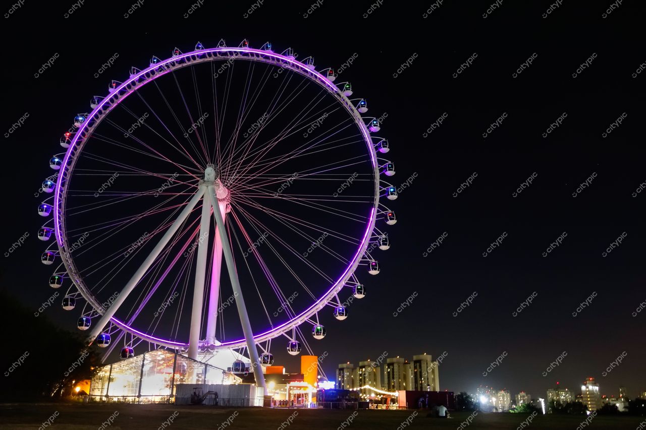 São Paulo, São Paulo, roda-gigante iluminada à noite com edifícios urbanos ao fundo e céu escuro