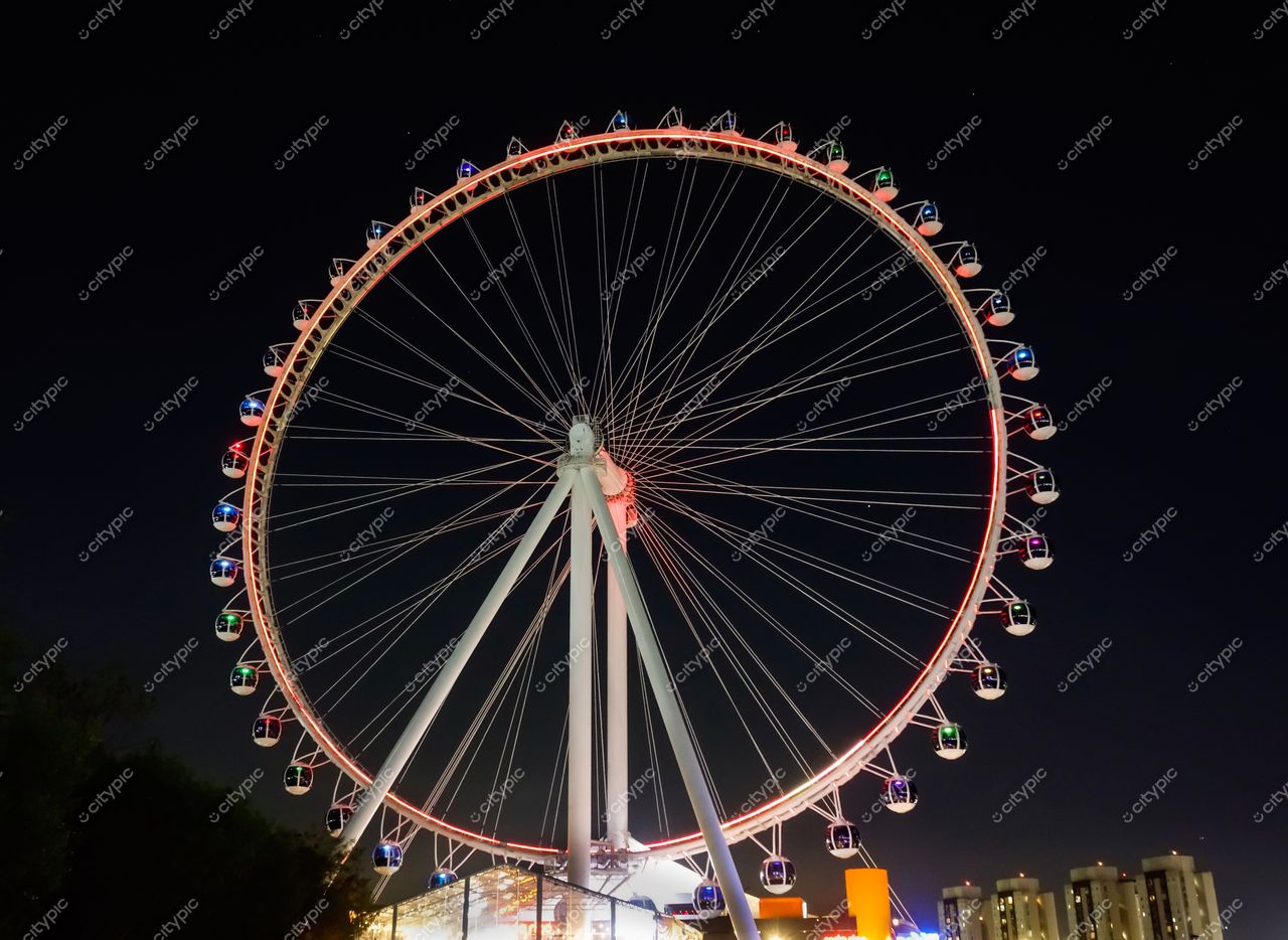 São Paulo, São Paulo, roda-gigante iluminada à noite com edifícios urbanos ao fundo e céu escuro