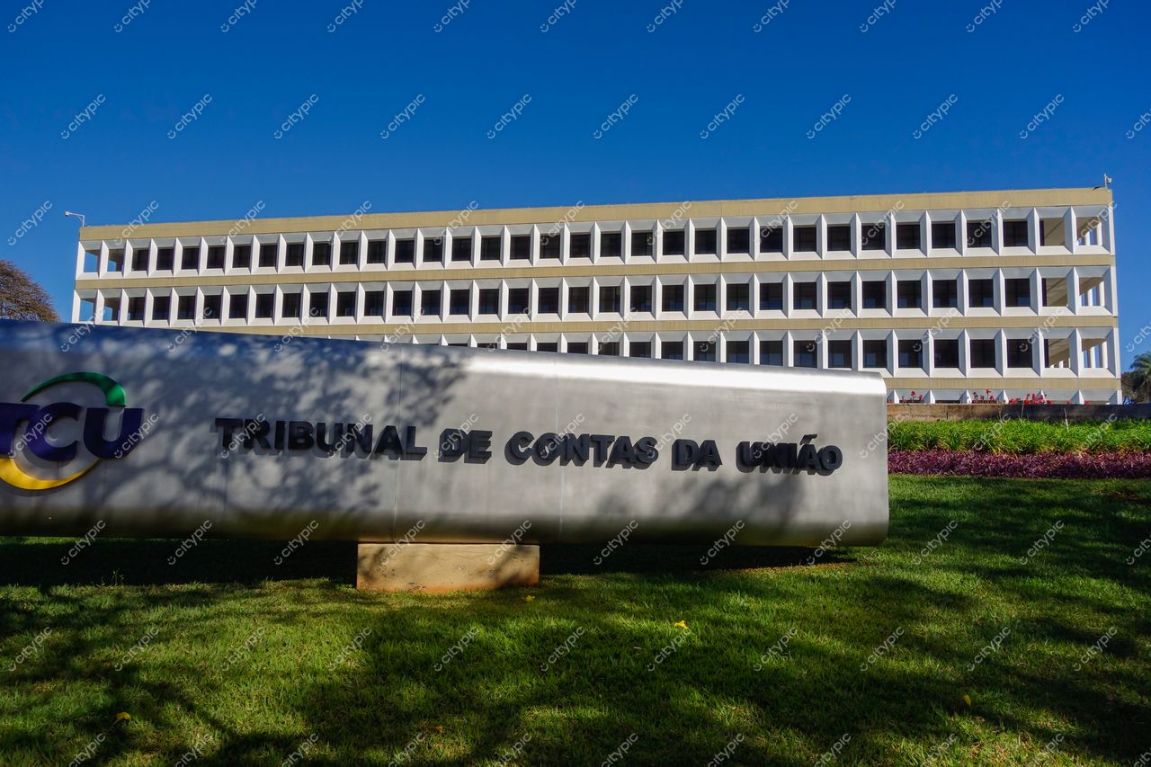 Tribunal de Contas da União em Brasília com céu azul claro e gramados verdes em dia ensolarado