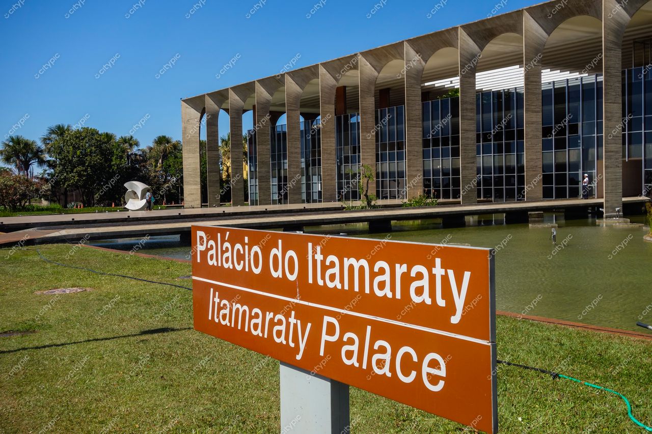 Palácio do Itamaraty em Brasília com arquitetura moderna, espelho d’água e vegetação bem cuidada em dia ensolarado