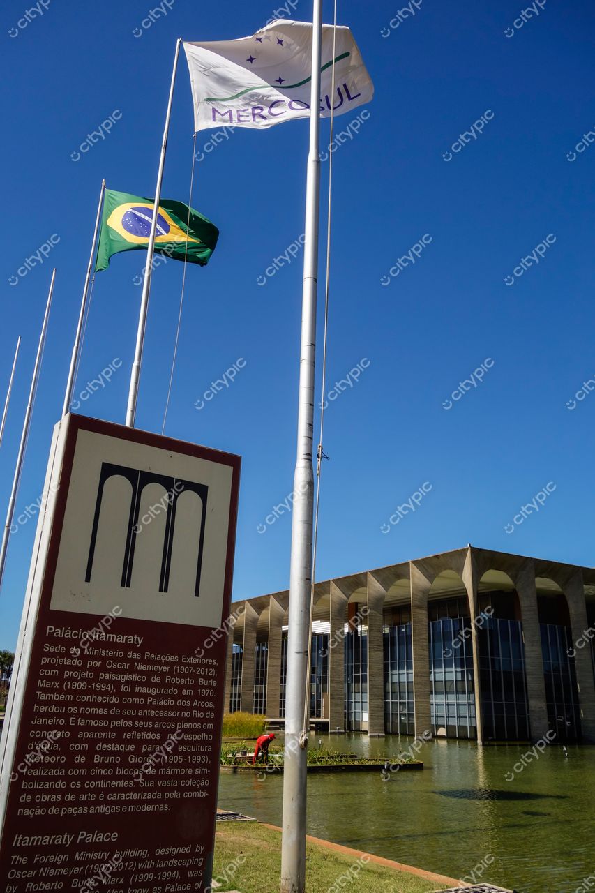 Palácio do Itamaraty em Brasília com arquitetura de Oscar Niemeyer, espelho d’água e bandeiras ao fundo