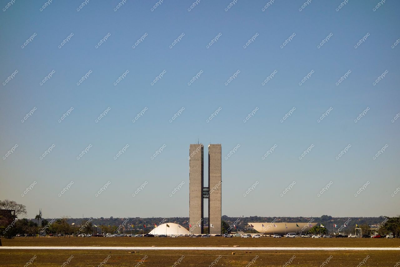 Congresso Nacional em Brasília sob céu claro com torres gêmeas e cúpula do Senado em ambiente urbano
