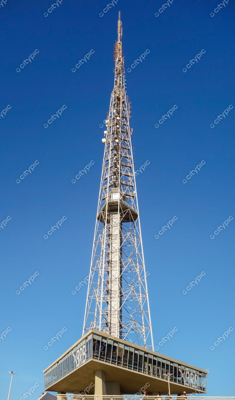 Torre de TV de Brasília em Brasília com céu azul e pessoas na base em dia ensolarado e urbano