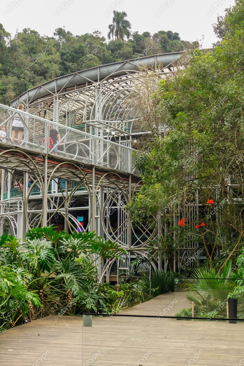 Ópera de Arame em Curitiba com vegetação abundante e céu levemente nublado em um dia tranquilo e fresco