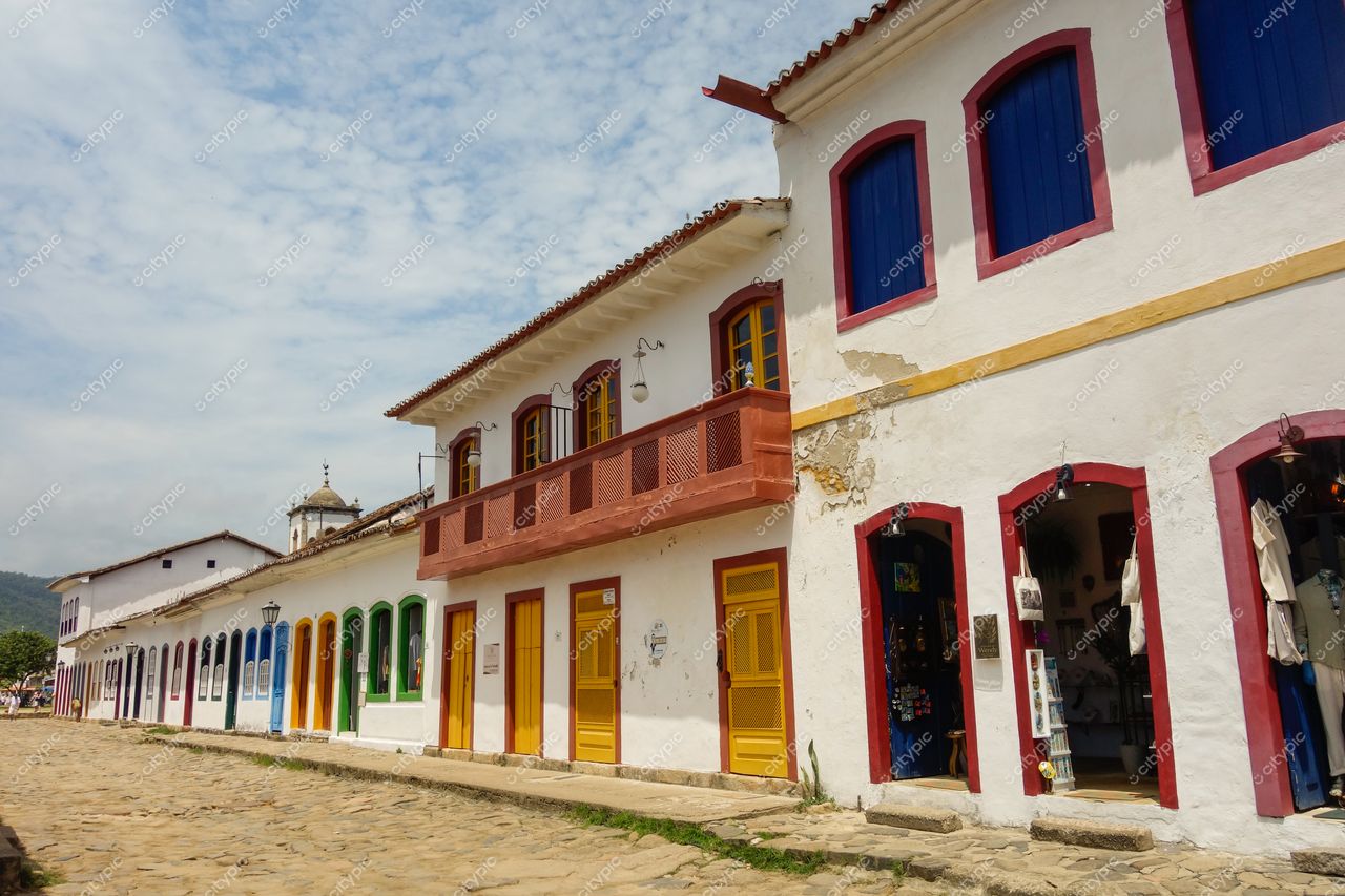 Paraty, Rio de Janeiro com arquitetura colonial e casas brancas, janelas coloridas e céu claro em dia tranquilo