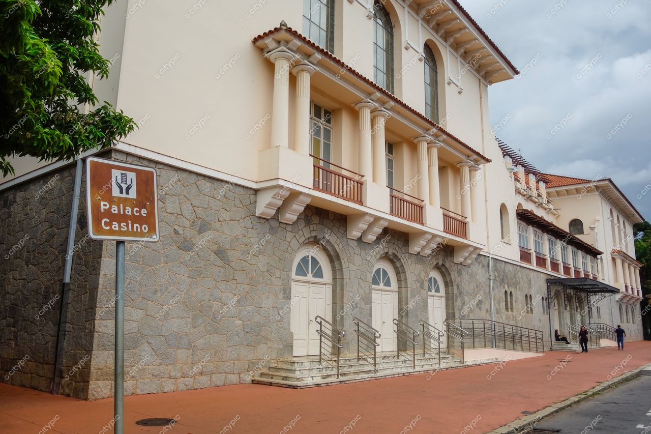 Estação Ferroviária de Poços de Caldas em dia nublado com arquitetura do Palace Casino e vegetação ao redor