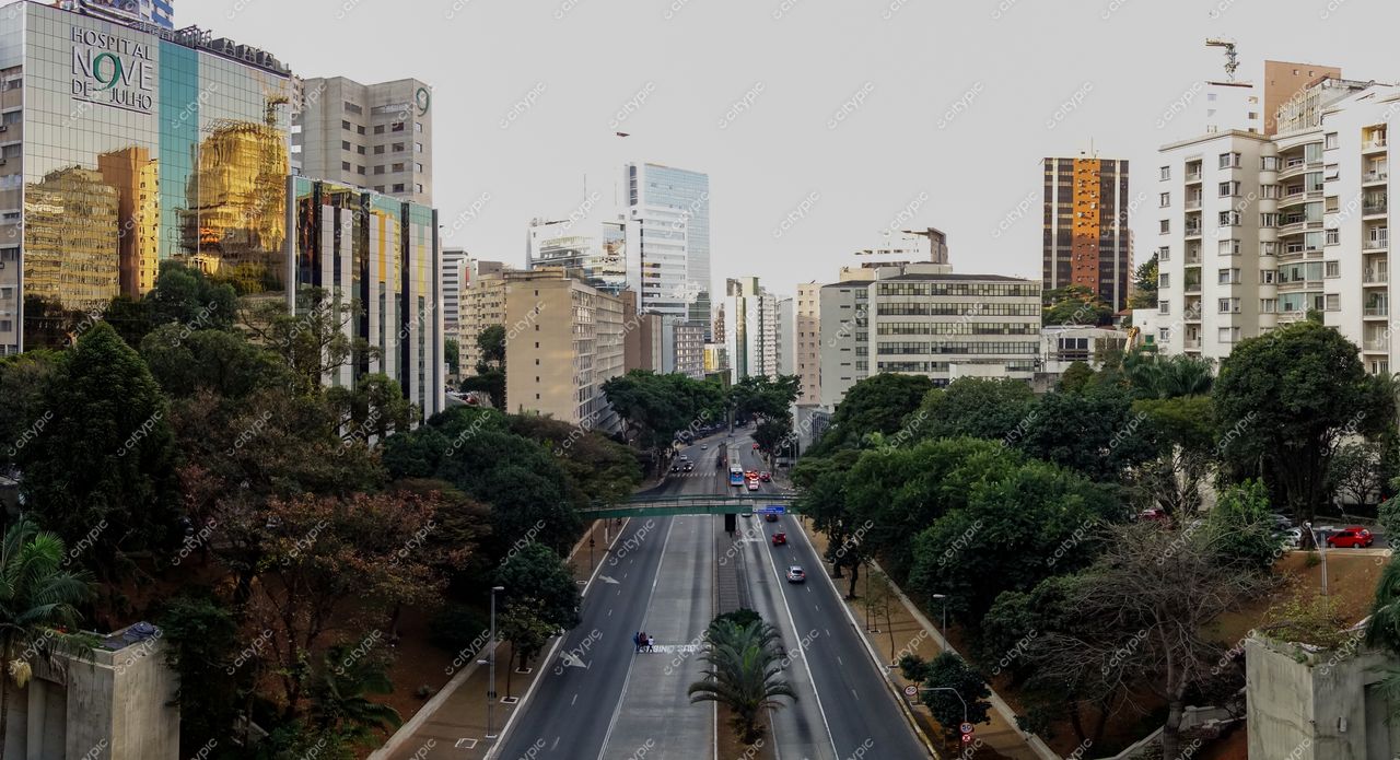 São Paulo, São Paulo, vista da Avenida Nove de Julho ao amanhecer com edifícios espelhados e áreas verdes
