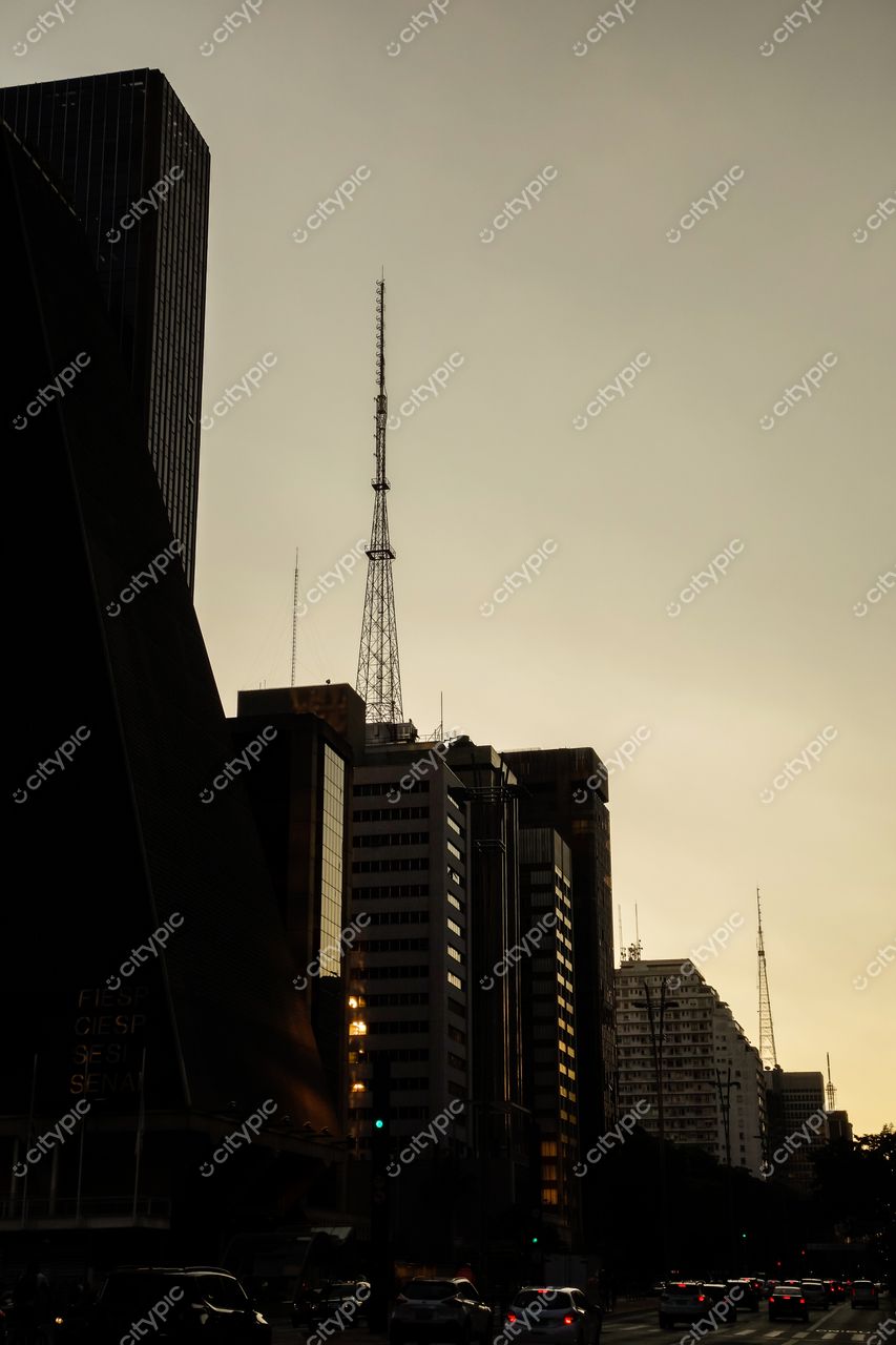 São Paulo, São Paulo, skyline ao crepúsculo com edifícios altos e reflexos em fachadas sob luz suave do entardecer