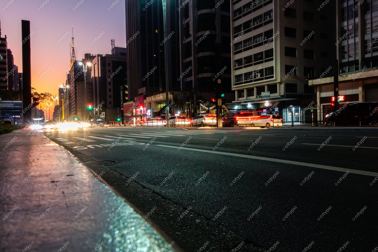 São Paulo, São Paulo, vista urbana ao entardecer com edifícios modernos e intenso tráfego sob iluminação pública