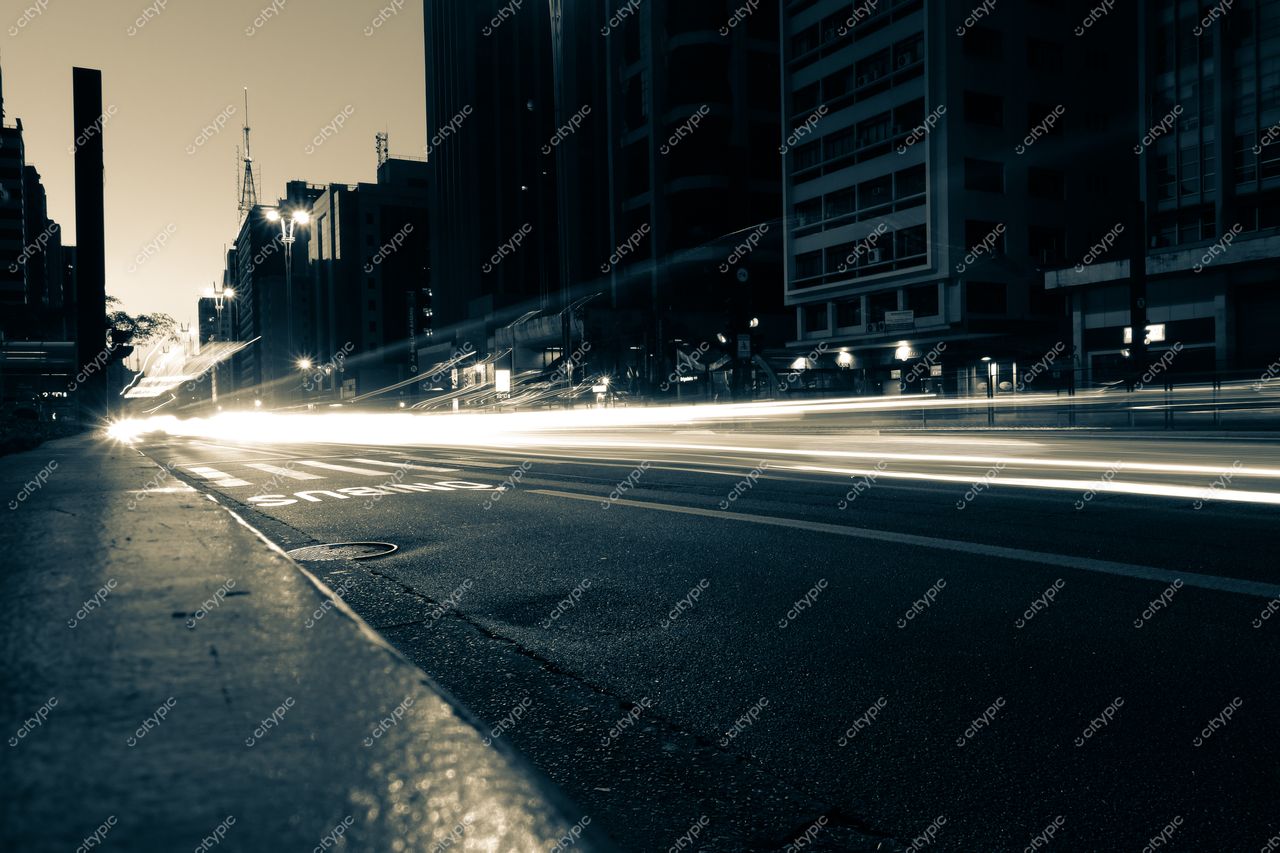 São Paulo, São Paulo, cena noturna com rua vazia e rastros de luz de veículos em movimento