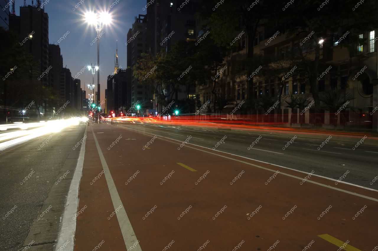São Paulo, São Paulo, avenida à noite com iluminação urbana e ciclofaixa vermelha em ambiente tranquilo antes do amanhecer