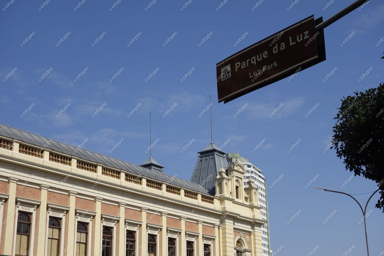 São Paulo, São Paulo, edifício histórico neoclássico com janelas detalhadas e sinalização para o Parque da Luz